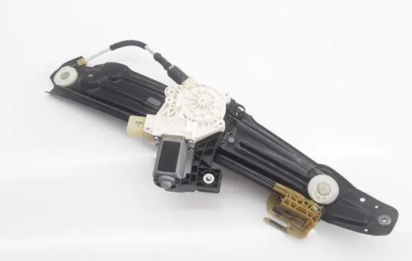 Rear door manual window regulator