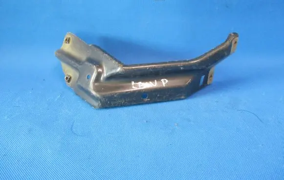 Seat Leon (1P) Fender mounting bracket 1P0821136