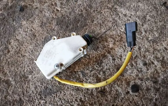 Fuel tank cap lock motor