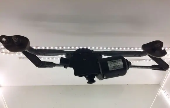 Front wiper linkage