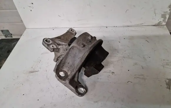 Honda Civic Engine mount bracket