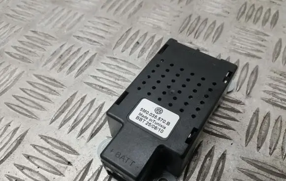 Volkswagen Golf VI Aerial antenna amplifier 5M0035570B