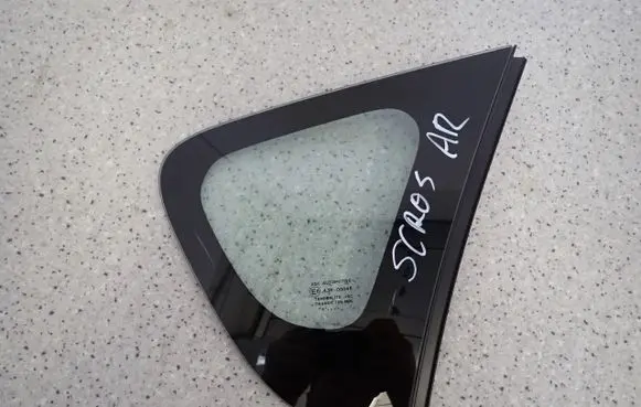 Suzuki SX4 S-Cross Side middle window/glass 