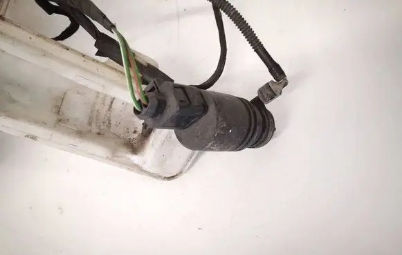 Volkswagen PASSAT B6 Windscreen/windshield washer pump 