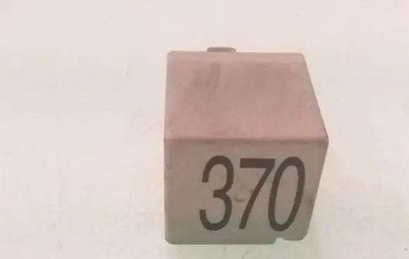 Volkswagen PASSAT B5 Other relay 8D0951253 370