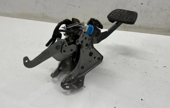 Toyota RAV 4 (XA50) Brake pedal