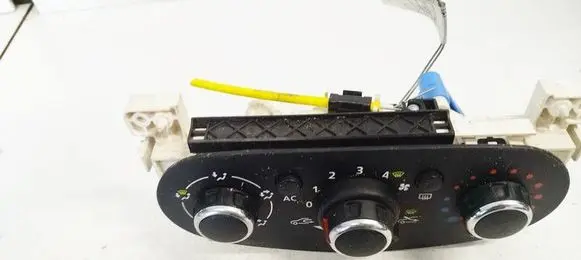 Dacia Sandero Climate control unit XE1074176 E1074254