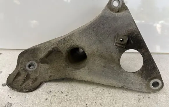 BMW 5 E60 E61 Engine mounting bracket 6777053 13807410