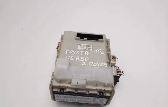 Toyota Verso-S Fuse module 827300F051C 15739D08