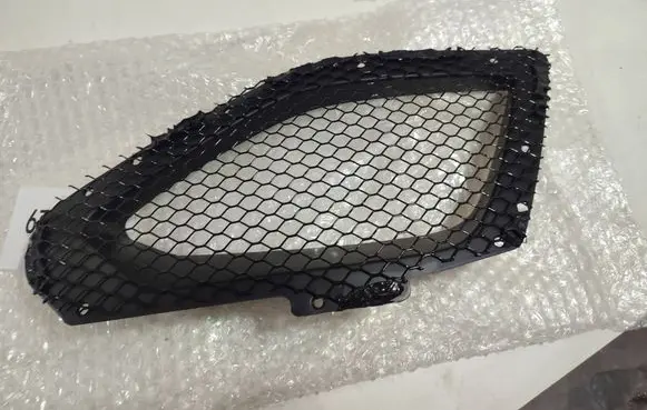 Maserati Ghibli Front bumper lower grill 670110341