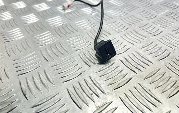Mercedes-Benz E C207 W207 USB socket connector A1728200515