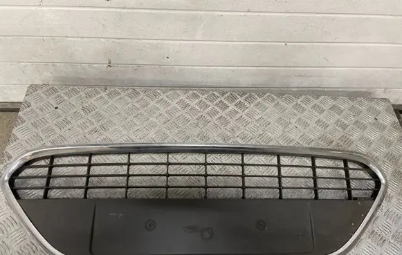 Ford Focus Front bumper upper radiator grill 8M5117B968
