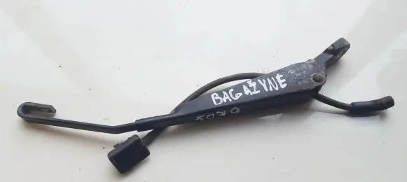 Rear wiper blade arm