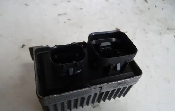 Opel Insignia A Glow plug pre-heat relay 55574293