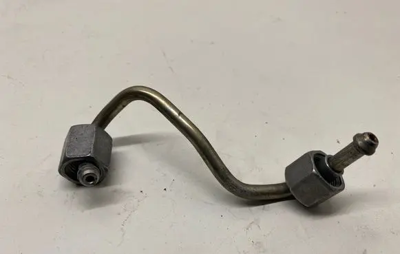 Toyota RAV 4 (XA40) Fuel injector supply line/pipe