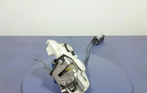 Suzuki Swift I Front door lock 