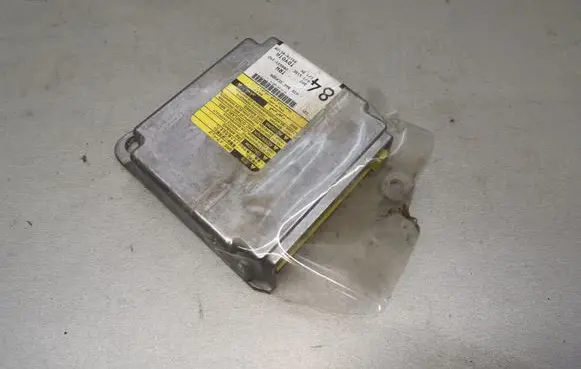 Toyota Avensis T250 Airbag control unit/module 8917005120
