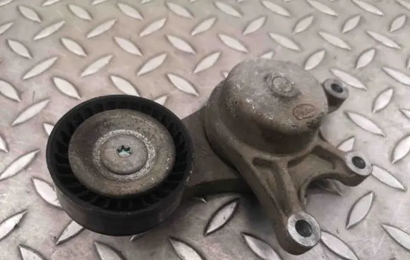 BMW 2 F22 F23 Generator/alternator belt tensioner 7594969