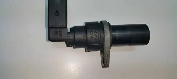 BMW 5 E39 Crankshaft position sensor 2247926 13622247926