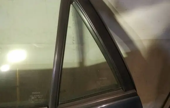 Toyota Auris 150 Rear vent window glass as2