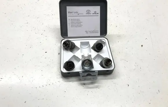 Toyota C-HR II Anti-theft wheel nuts and lock PW45600023