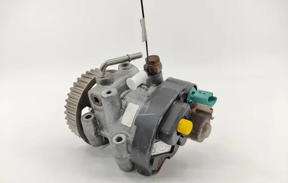 Renault Clio III Fuel injection high pressure pump 167000741R H8201121521