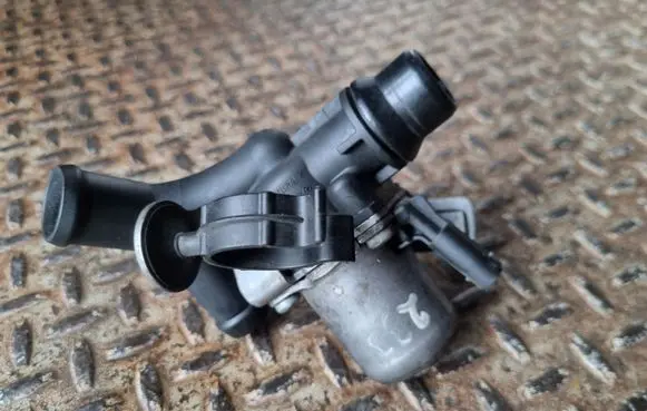 Mercedes-Benz C W204 Coolant heater control valve A6512000031