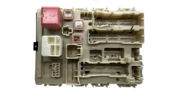 Toyota Auris 150 Fuse module 8273002120A 02089H20