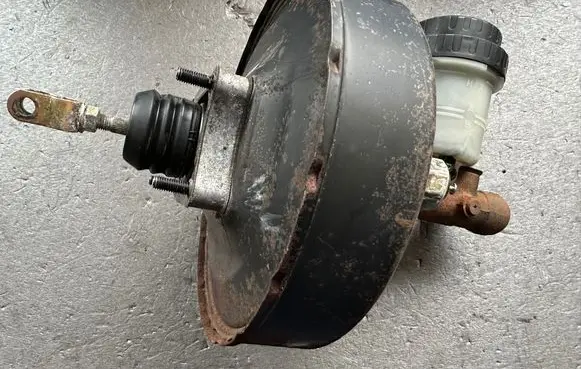 Mitsubishi Pajero Master brake cylinder MB587561
