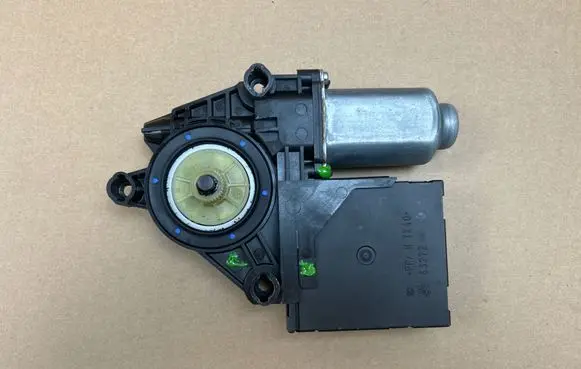 Volkswagen Golf VI Front door window regulator motor 1T0959701T 5K0959793
