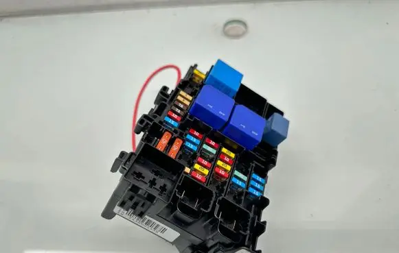 Renault Megane IV Fuse module 243800453R