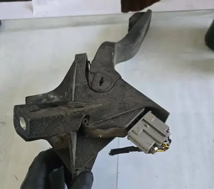 Ford Mondeo Mk III Accelerator throttle pedal 2S719F836DA 305500000413