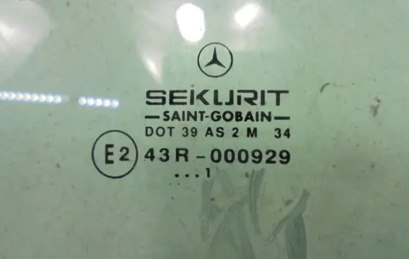Mercedes-Benz Vaneo W414 Front door window glass four-door