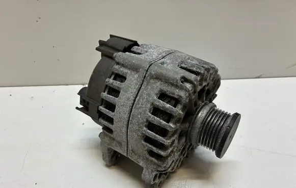 Audi A5 8T 8F Generator/alternator 04L903017A