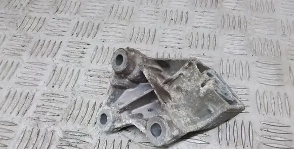 Volvo XC70 Engine mounting bracket 08649262