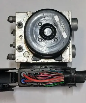 Mercedes-Benz C W204 ABS Pump A2045455132 A2044313712
