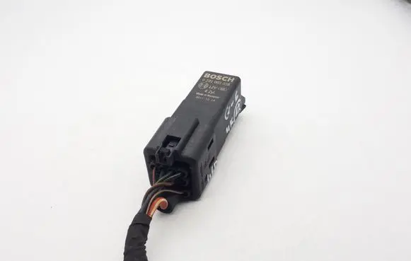 Volkswagen Golf VI Glow plug pre-heat relay 038907281D 0281003038