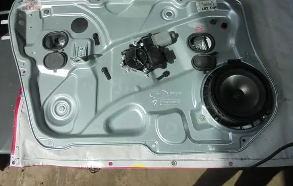 Hyundai Genesis Front window lifting mechanism without motor 82470-3M000