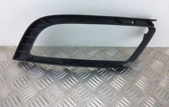 Skoda Superb B6 (3T) Front fog light trim/grill 3T0807682