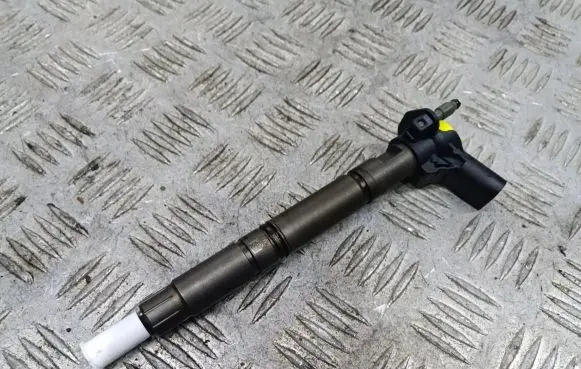 Volkswagen PASSAT CC Fuel injector 03N130277