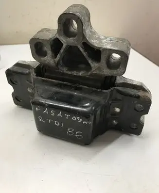 Volkswagen PASSAT B6 Engine mount bracket 3C0199555