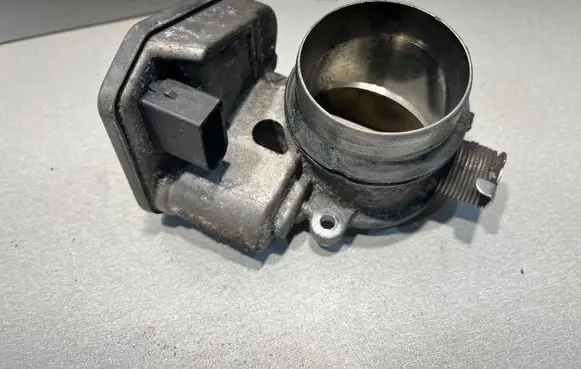 BMW 3 E92 E93 Engine shut-off valve 7804384 B80670331