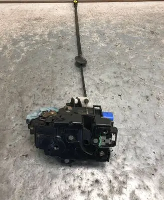 Volkswagen Golf V Rear door lock 7L0839015