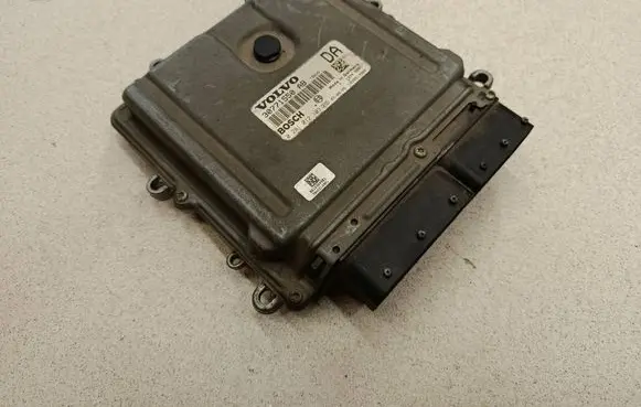 Volvo XC70 Engine control unit/module 30771550 1039S13902 0281012103