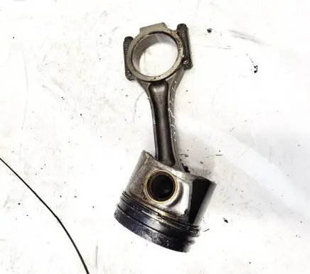 Mitsubishi Outlander Piston with connecting rod
