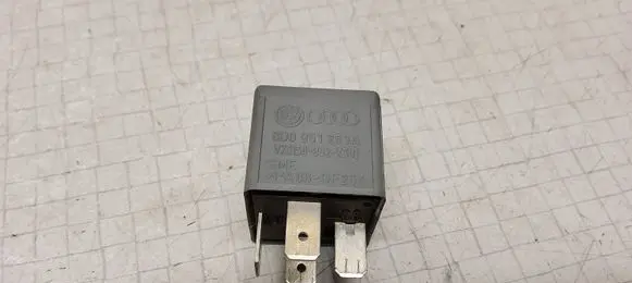 Volkswagen PASSAT B5 Other relay 8D0951253A