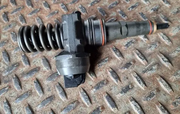 Volkswagen PASSAT B6 Fuel injector 038130073AG