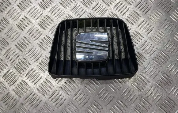 Seat Ibiza II (6k) Front grill 6K0853654D M8145