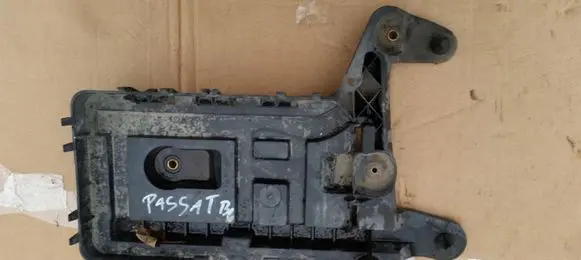 Volkswagen PASSAT B6 Battery box tray 1K0915333C