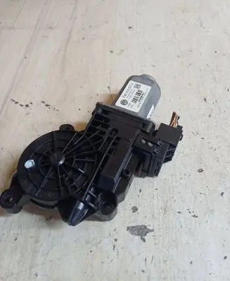 Volkswagen Polo IV 9N3 Front door window regulator motor VW240D4DLS 6Q2959802G